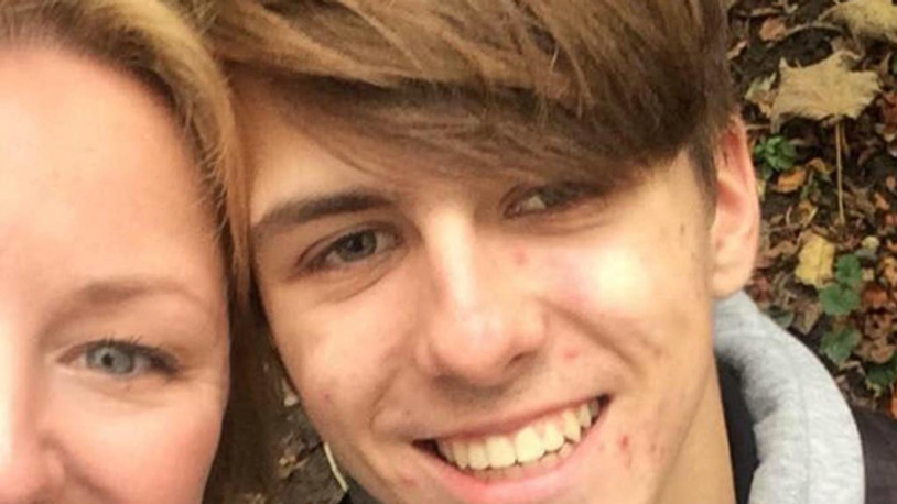 Kafasını aniden yana çeviren genç beyin felci geçirdi