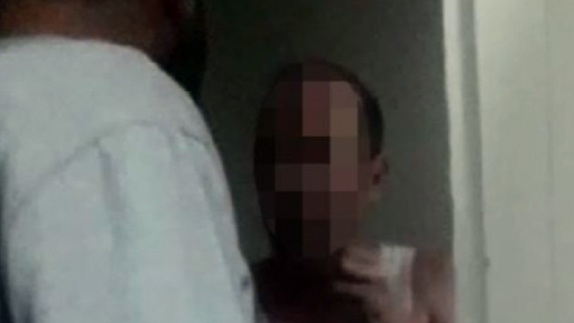 Otizmli çocuğun sesinden rahatsız oldu, bıçakla kapıya dayandı