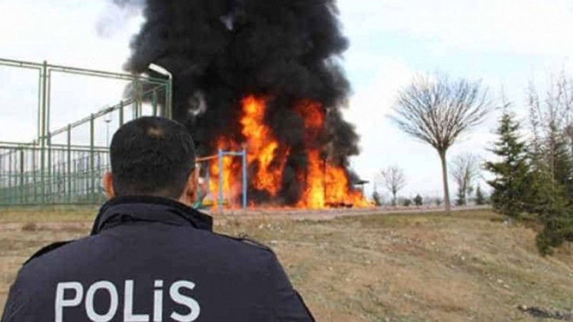 Çocuk parkını benzin dökerek yaktılar
