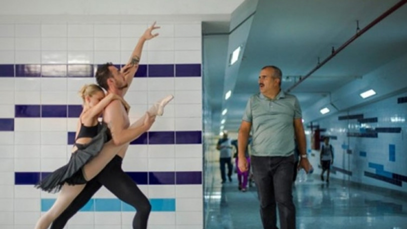 Dans eden balerinleri 'çıplak insanlar var' diyerek polise ihbar ettiler