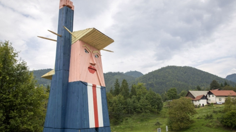 First Lady'nin memleketindeki ahşap Donald Trump heykeli yakıldı