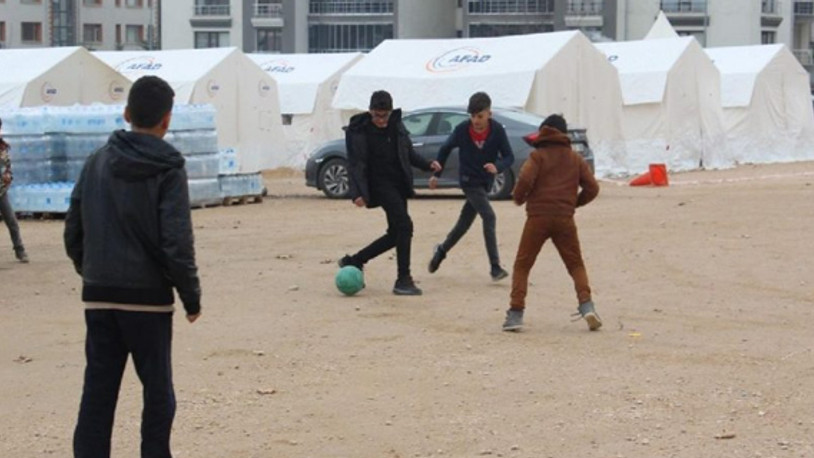 Çadırlar depremzede çocuklar için risk oluşturuyor