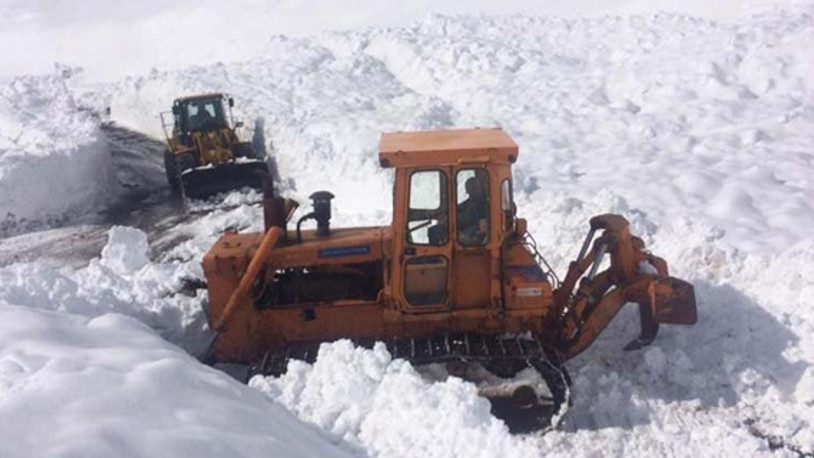 Hakkari-Şırnak kara yoluna çığ düştü!