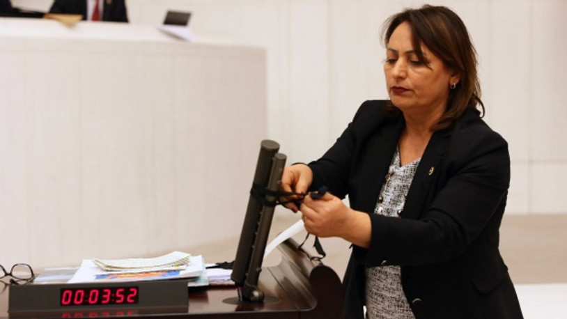 Mecliste deprem politikasına siyah kurdeleli protesto