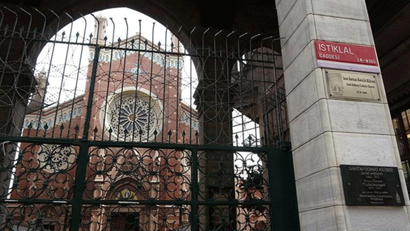 Ülke ülke gezip mirasçılarını buldu Sent Antuan Kilisesi’ni satışa çıkardı