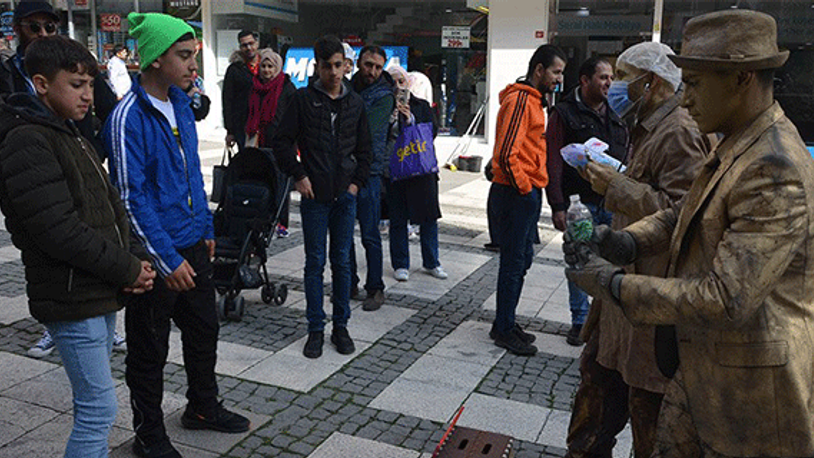Avcılar’daki ‘Antivirüs Heykeller’ ilgi çekiyor