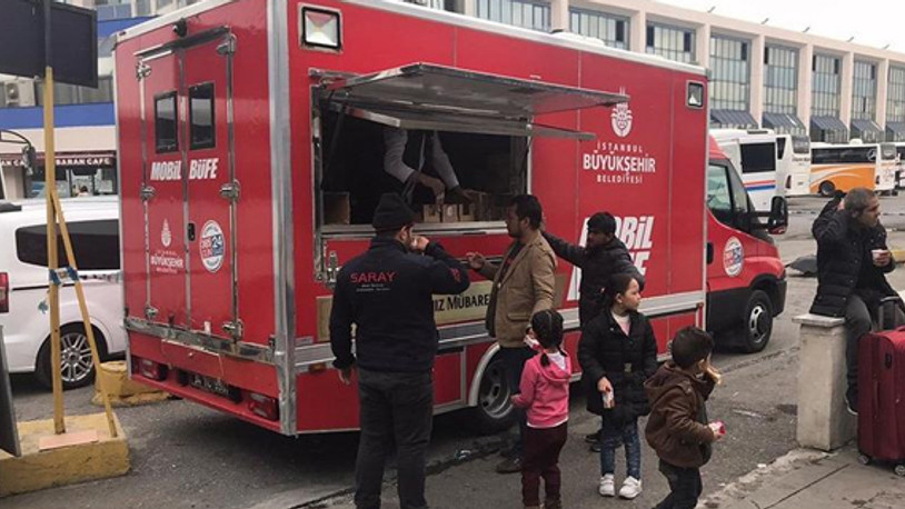 İBB’den otogarda bekleyen mültecilere yiyecek içecek ikramı
