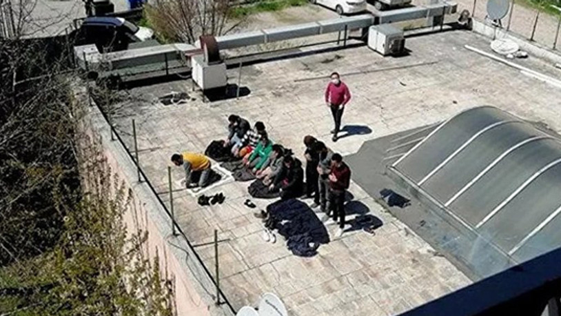 Çatıda namaz kıldılar sosyal mesafeyi hiçe saydılar