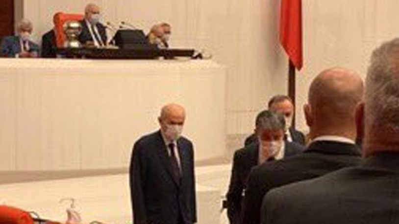 Devlet Bahçeli koronavirüse karşı maske taktı