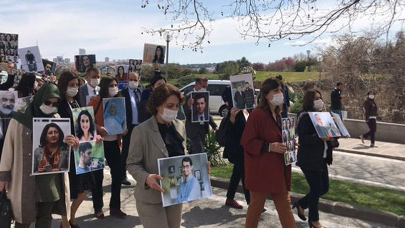 HDP'li milletvekilleri TBMM bahçesinde eylem yaptı
