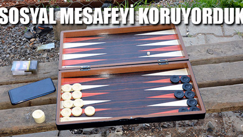 Polisi görünce tavlayı bırakıp kaçtılar