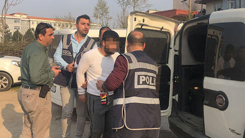 Yasağa uymayarak sokakta futbol oynayan 5 kişi polise sopayla saldırdı!