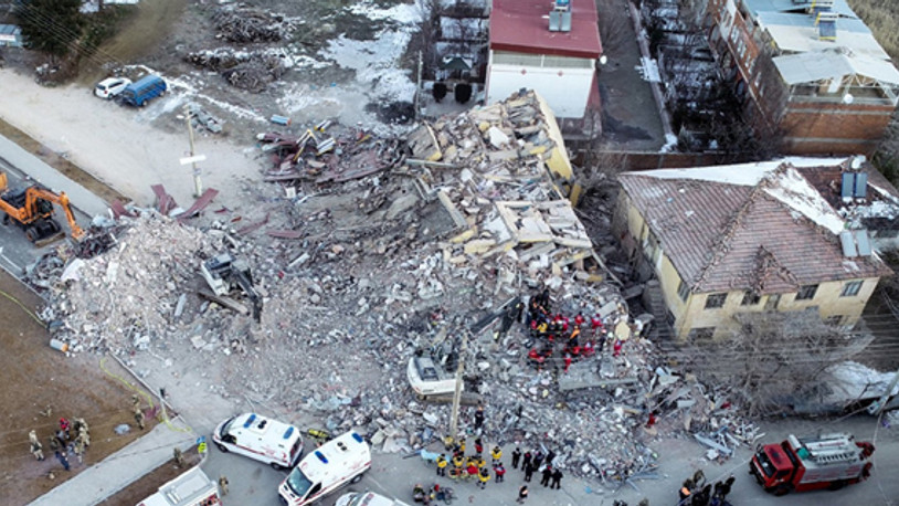 Bine yakın bina hasarlıyken AKP'li belediye millet bahçesi yapacak