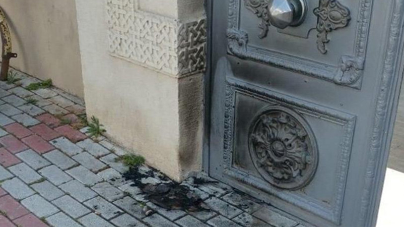 'Koronavirüsü bunlar bela etti' dedi ve kiliseyi yakmaya çalıştı