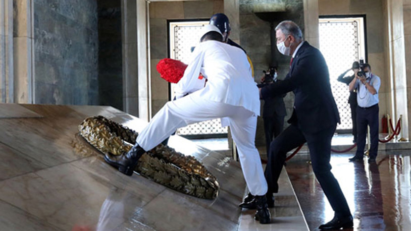 Bakan Akar'dan Anıtkabir'e ziyaret