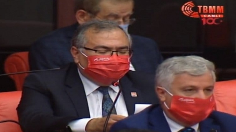 CHP'li vekillerin maskeleri dikkat çekti