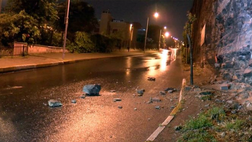 Sağanak yağış tarihi surları parcaladı