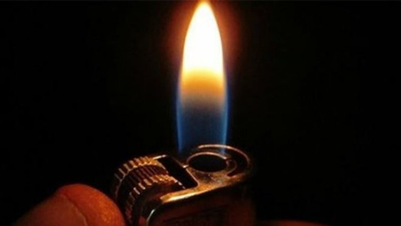 Sosyal mesafeyi korudular, ortak çakmak kullanınca koronavirüse yakalandılar