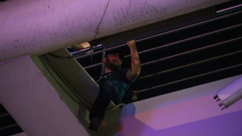 İntihar girişimini çekirdek çitleyerek seyrettiler