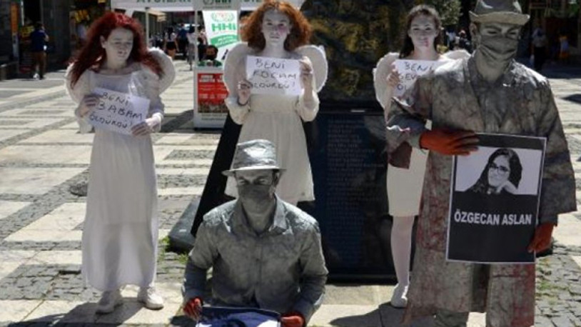 Kadın cinayetleri protestosunu izleyen kadının gözyaşları: Eşim kaburga kemiklerimi kırmıştı