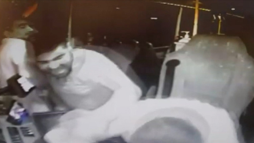 Maskesiz alamayacağını söylediği için otobüs şoförünü darbettiler