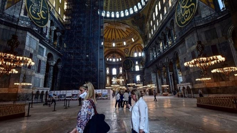 Ayasofya'da kıyafet yasağı