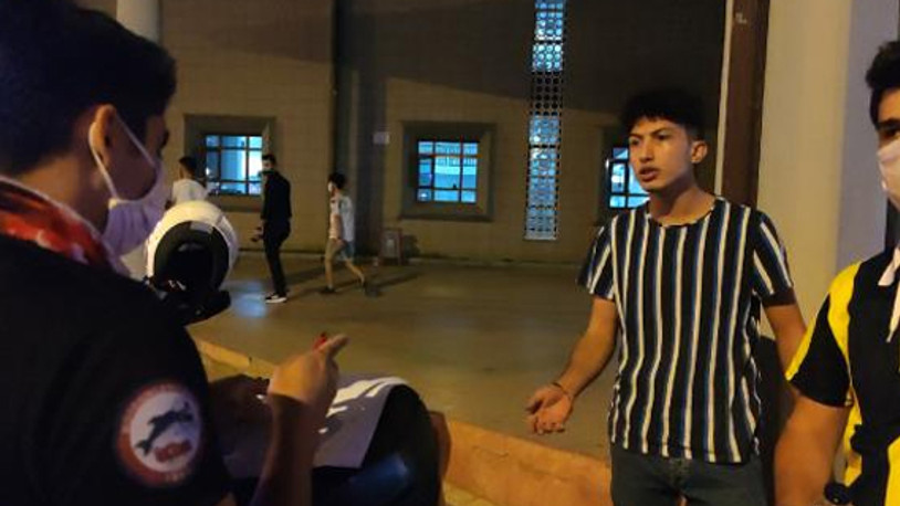 Polisin maske sorduğu genç: Maske zorunluluğundan haberim yok