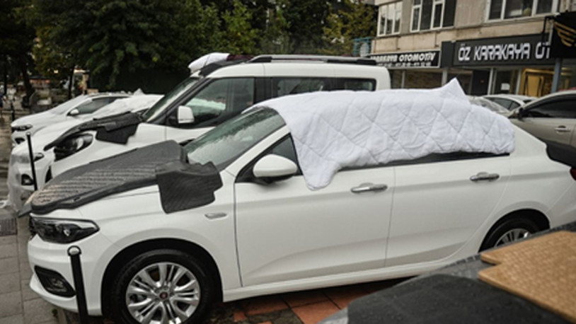 Milyonluk araçları doludan yastık yorganla korudular