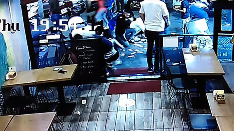 Sokaktan geçenler şaşırdı, başlarına para yağdı 