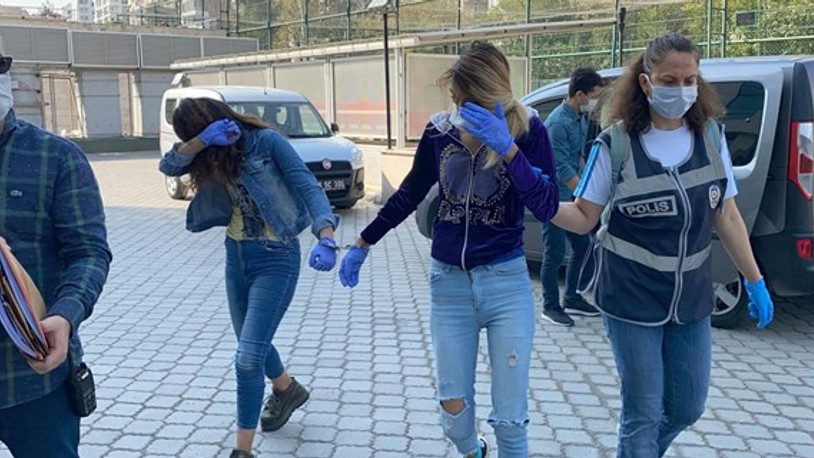 Çaldıkları altınları polis otosuna sakladılar