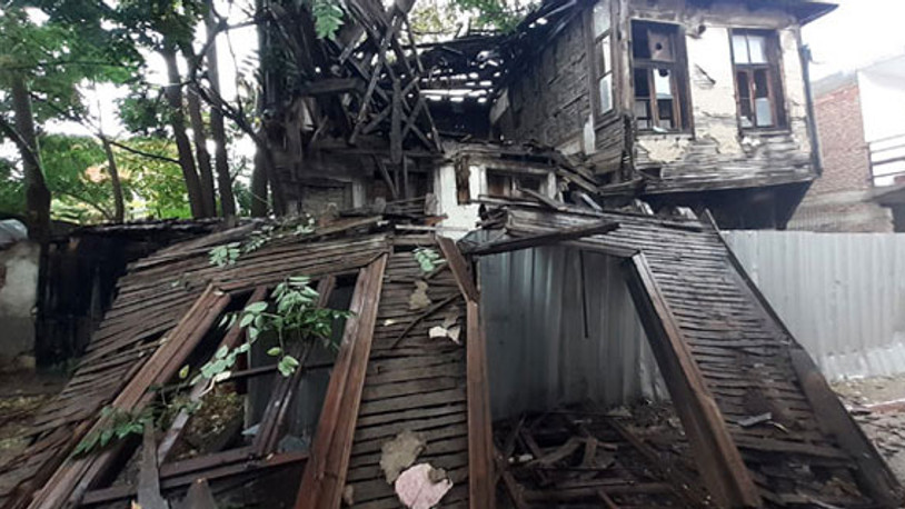 Edirne'de sağanak; ahşap bina çöktü