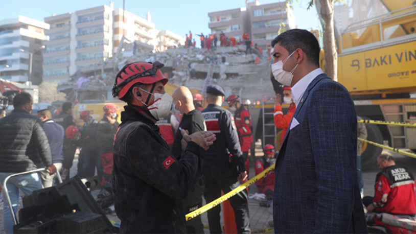 Kartal Belediye Başkanı Gökhan Yüksel İzmir'de deprem bölgesinde