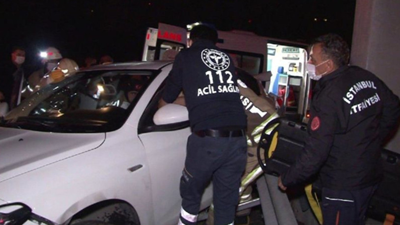 Otomobil bariyerlere girdi: 2 yaralı