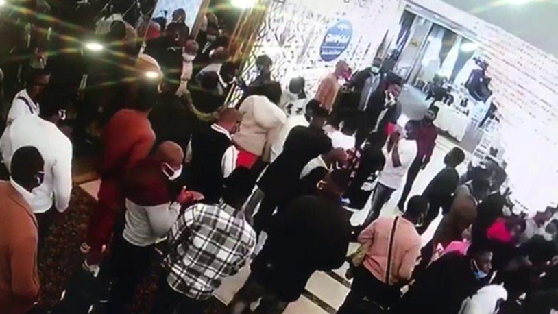 Afrikalılar düğün salonunda ayin yaparken yakalandı