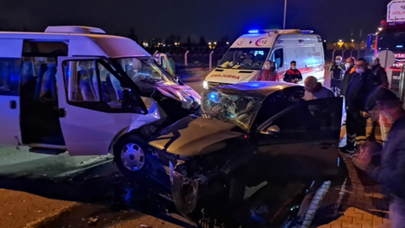 Askeri personel taşıyan minibüs ile otomobil çarpıştı: 8 yaralı