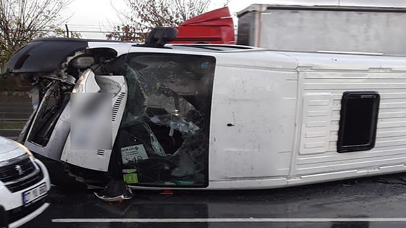 Başakşehir'de servis minibüsü devrildi: 14 yaralı  