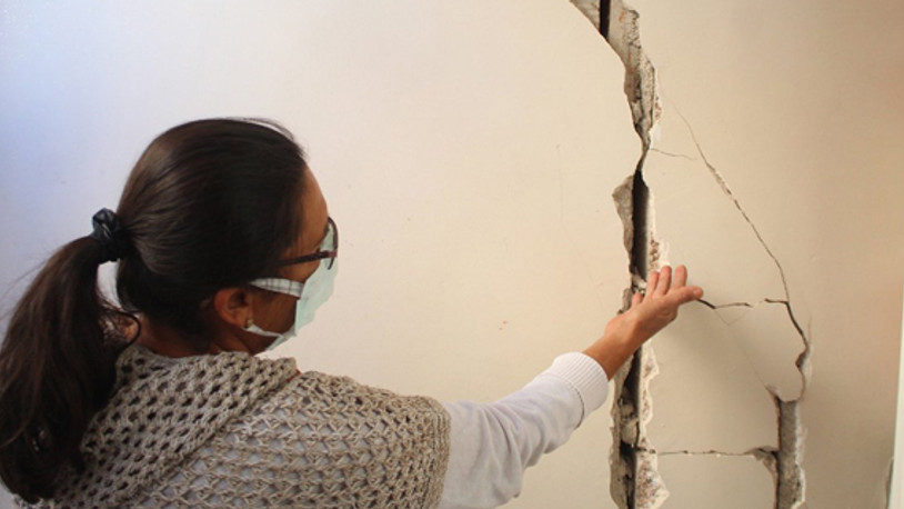 Bina sakinleri korku içinde: Çatlaklardan insanlar birbirlerini görüyor