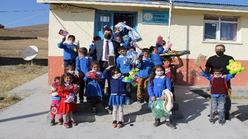 Köy köy dolaşıp tablet, oyuncak ve giysi dağıttılar