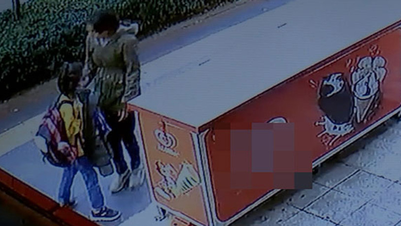 Maskesiz genç kız, yolda yürüyen maskeli öğrenciyi durdurup yüzüne tükürdü