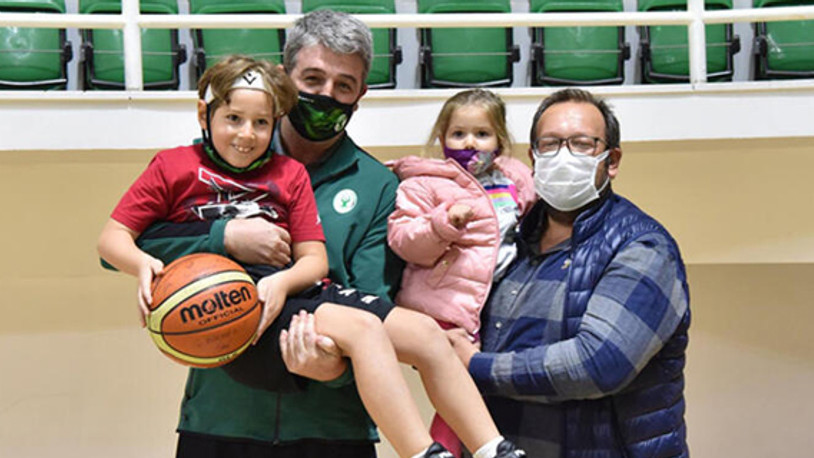Mucize bebek Ayda'dan basketbol sahasında 'iyiyim' pozu
