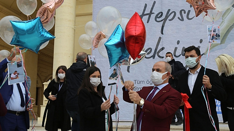 Öğretmenlerine yazdıkları yüzlerce mektubu balonlarla gökyüzüne yolladılar