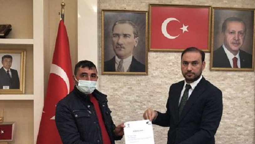 AKP ilçe teşkilatı, Atatürk portresini Erdoğan'ın portresinin altına indirdi