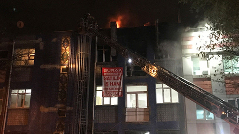 Bayrampaşa'da iş yeri alevlere teslim oldu