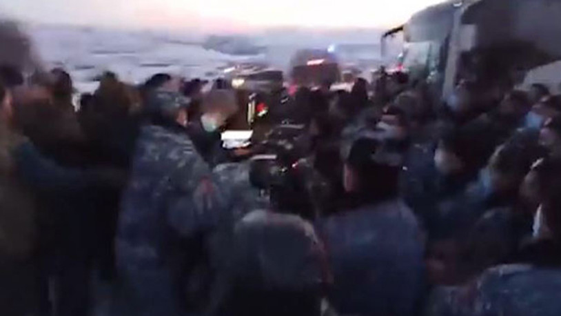 Ermenistan'da Paşinyan'a ikinci şok: Kente girişi engellendi