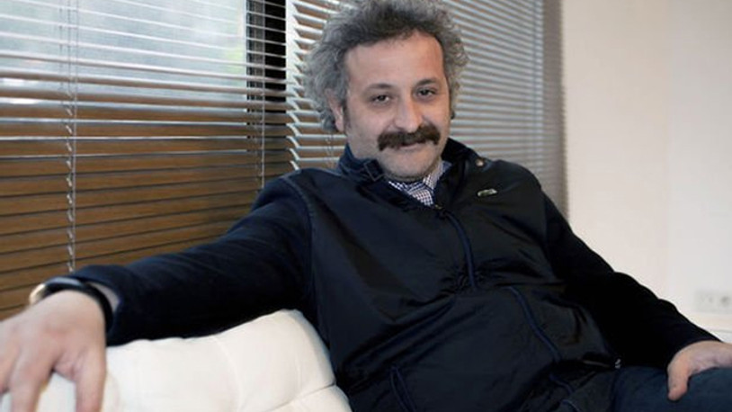 Onur Ünlü koltuk değnekleri ile yürüyor