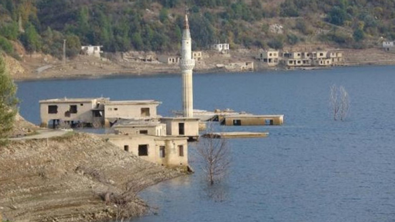 Su seviyesi düştü evler ortaya çıktı