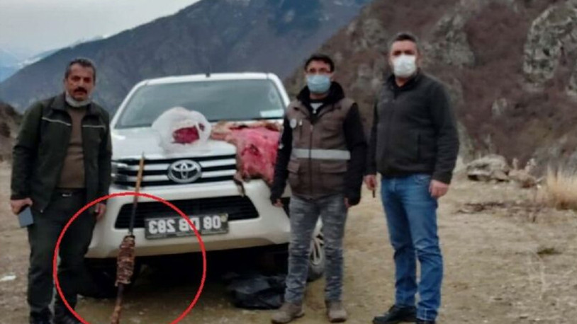 Avladıkları yaban keçisini döner yapıp yerken yakalandılar