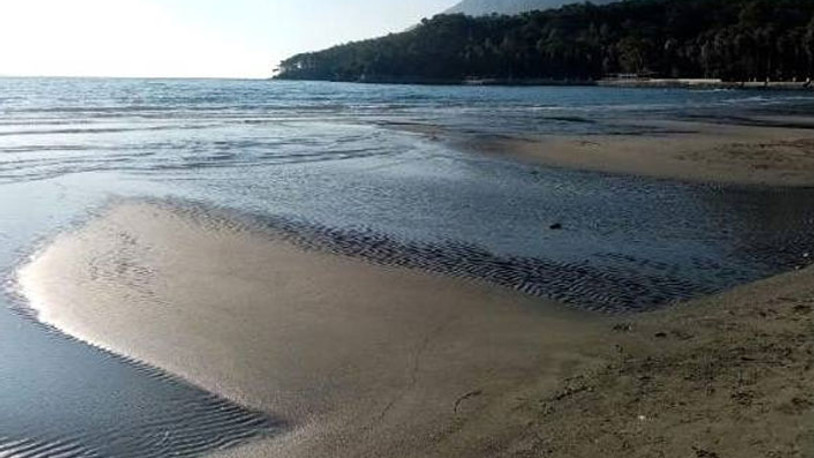 Muğla Akyaka’da deniz çekildi