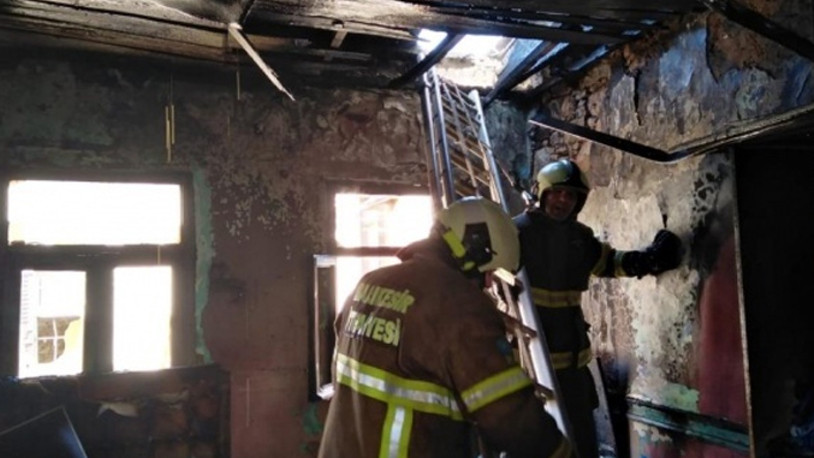 Sigara izmaritinden çıkan yangında ev küle döndü