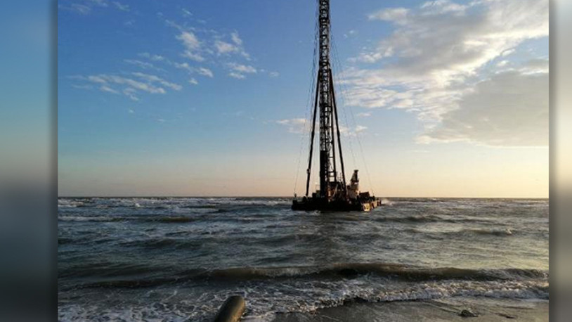 Silivri'de demir yüklü sal karaya oturdu